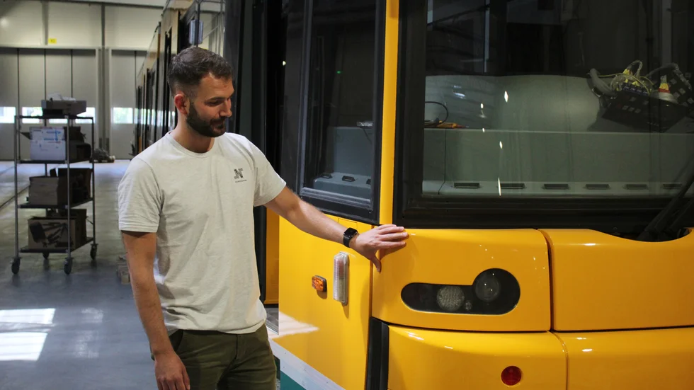 Tillbaka i Norrköping! Här visar Sanjin Kadrispahic upp en spårvagn från Stockholm, som blivit av med sin blå Stockholmsfärg.