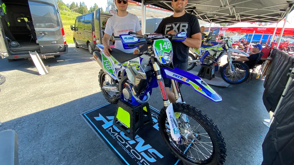 Under helgen deltar Melker Oscarsson (till vänster) i junior-SM i enduro. Han kör för SMK Södermanland och Team Aluns Motor. Med på bilden är Richard Alun (till höger).