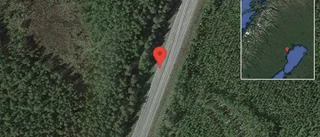 Personbil stillastående på E4 - helt stopp i ett körfält