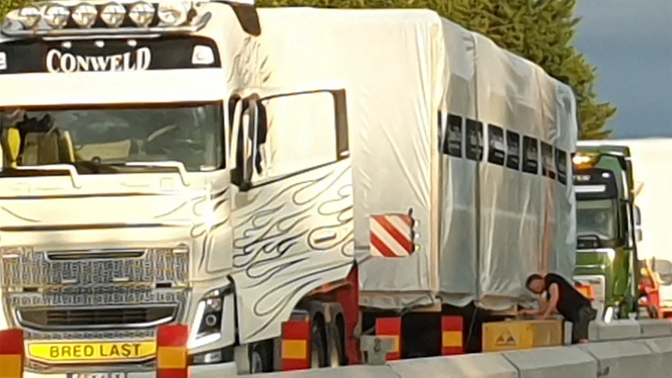 En lastbilstransport har fastnat vid ett vägarbete på E4an.