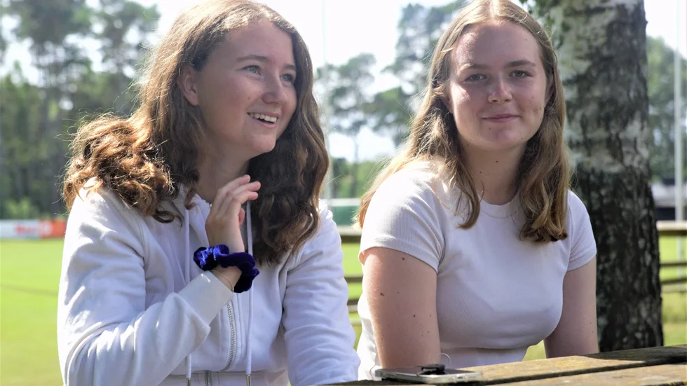 Julia Farinder (till vänster) och Maja Sandelin blev chockade när de fick veta att de är uttagna till landslagsläger på Bosön.