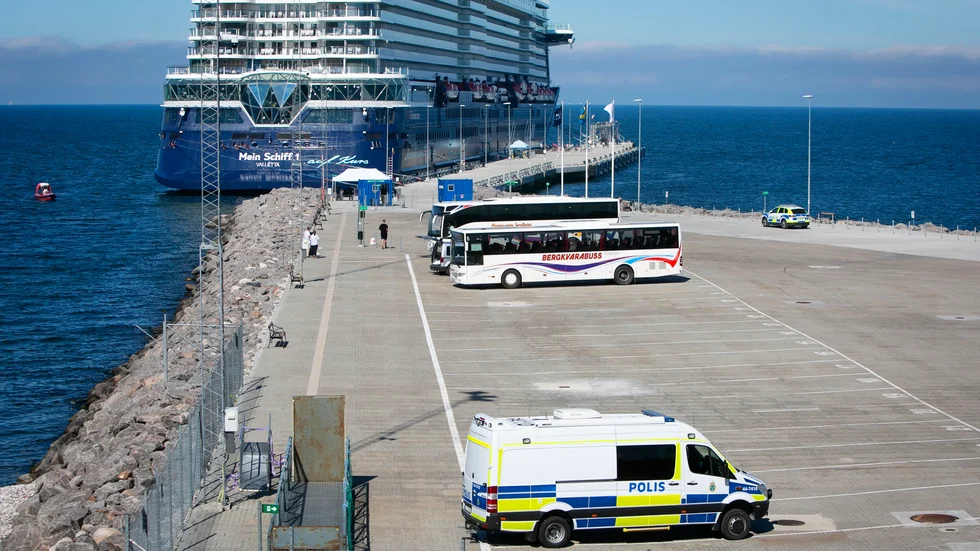 Poliserna på kryssningskajen kontrollerar resenärerna som kommer från andra länder.