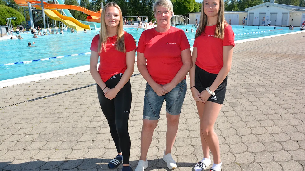 Badvärdarna Ebba Lind och Tina Nordström tillsammans med destinationschefen Anna Hansson vid poolen på First Camps anläggning i Boden.