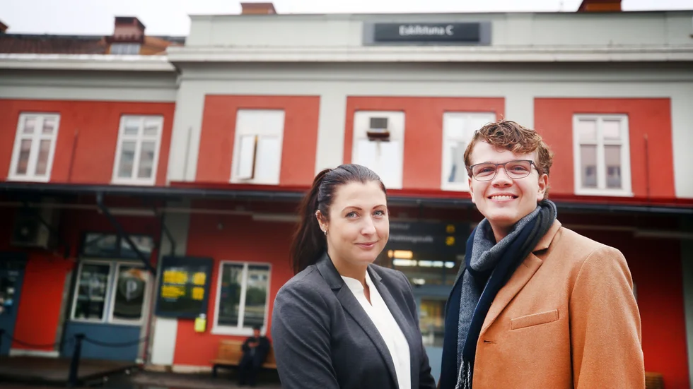 Charlotte Nilsson och Victor Eklund på Mälartåg kundservice.
