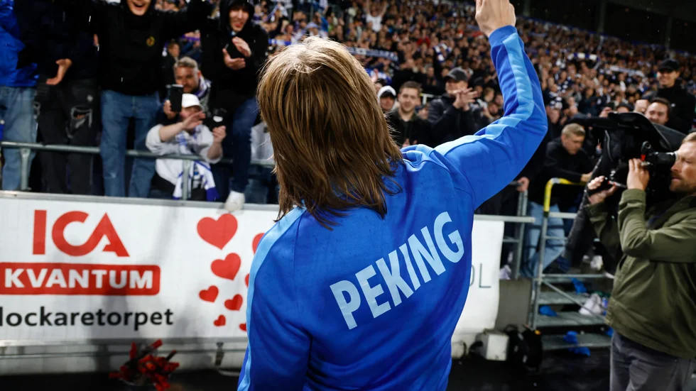 Markus Krunegård med sjunger med IFK Norrköpings fans efter söndagens fotbollsmatch i allsvenskan mellan IFK Norrköping FK och Hammarby IF på Platinumcars Arena.