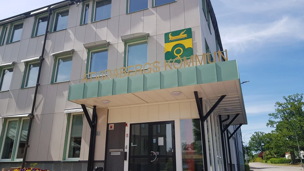 Ett storbråk om arvoden har blossat upp i Åtvidabergs kommun. Det handlar om rätten till omställningsstöd. 