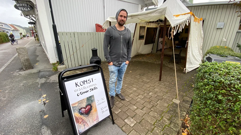 För att få medverka i Konsttriangeln krävs en koppling till Trosa, i Oliver Skifs fall består den av uppväxtårens somrar hos morföräldrarna som tidigare drev Ågården.