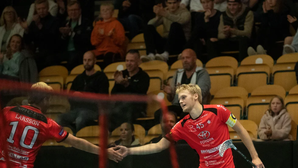 Larsson och Larsson avgjorde för Solfjäderstaden i Kalmar. I förlängningen gjorde William, till vänster, segermålet på pass från Jacob. Det gav två poäng med sig för Motalalaget från en svängig division 1-match mot CL98.