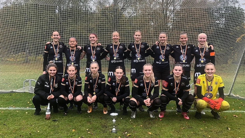 Övre radenfrån vänster: Clara Andersson, Elsa Dahlberg, Maria Ejdvinsson, Agnes Modin, Ebba Jaensson, Selma Axelsson, Agnes Ekberg och Anna Fredriksson Nedre raden från vänster: Linnéa Lundblad, Linnéa Lundström, Stina Dahl Forslund, Emilia Axmacher, Ester Eriksson, Hanna Sävhult och Nora Samuelsson.
