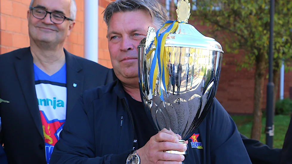 "Den är tung" bekräftade Micke Teurnberg, som har SM-bucklan i ett fast grepp. Nu släpper han den inte i första taget.