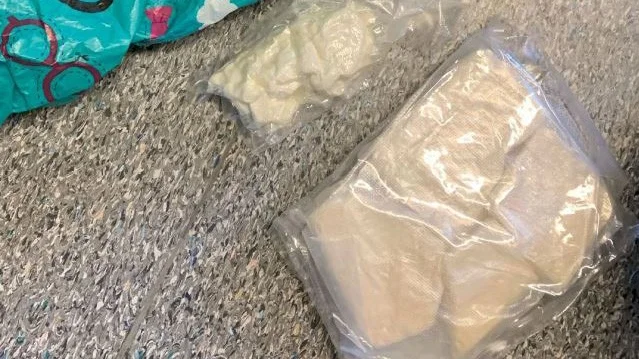I en plastpåse i mannens väska fann polisen 1220 gram amfetamin. 