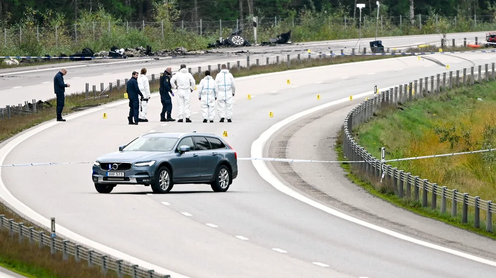 Polisen arbetar på olycksplatsen där konstnären Lars Vilks och två poliser omkom. Arkivbild.