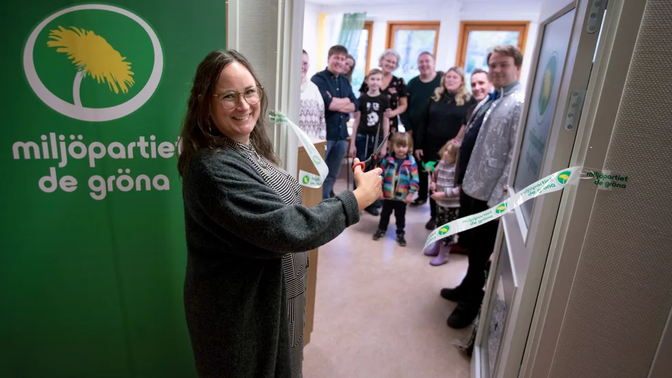 Partisekreterare Katrin Wissing invigde Miljöpartiet i Piteås nya lokal med att klippa bandet. 