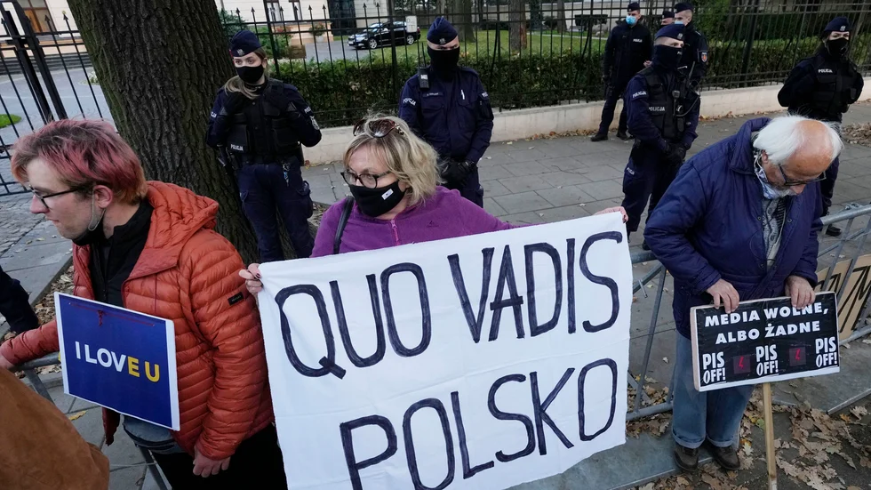 Demonstranter protesterar efter att Polens författningsdomstol slagit fast att delar av EU-fördraget inte är förenliga med landets grundlag.