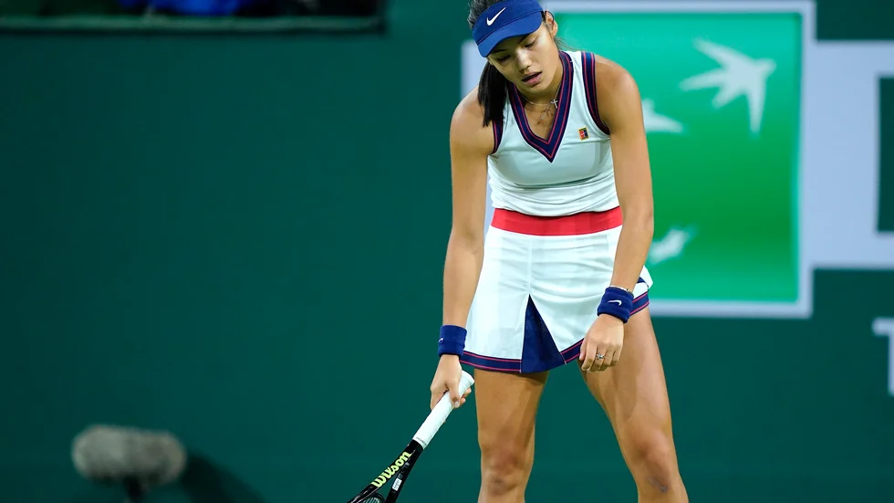 US Open-mästaren Emma Raducanu förlorade sin öppningsmatch i WTA-turneringen Indian Wells i Kalifornien i USA, natten mot lördag svensk tid.