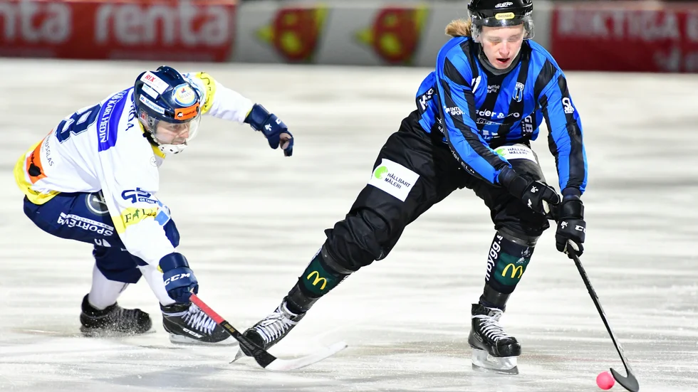Nils Bergström (t h), här under en tidigare match, fortsätter att göra mål. Sirius fick dock stryk med uddamålet mot Broberg.