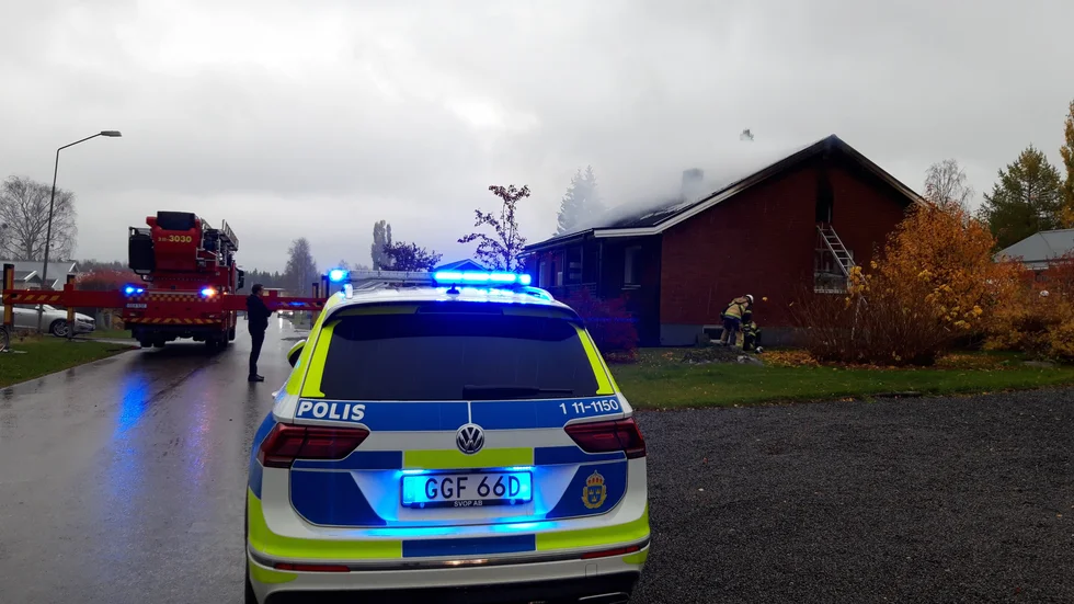 Polisen ska undersöka orsaken till villabranden eftersom det är oklart hur den uppstått.