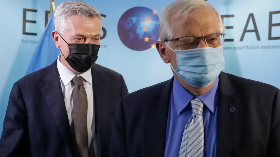 FN:s flyktingkommissarie Filippo Grandi (till vänster) med EU:s utrikeschef Josep Borrell vid ett möte i maj. Grandi vill att EU tar in 42|500 kvotflyktingar från Afghanistan. Arkivbild.
