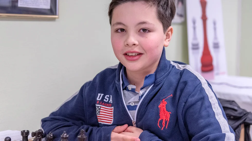 Edvin Trost, 14 år, överraskade och vann schack-SM i det supersnabba spelet bulletschack. För att bli bra tränar han mycket på hemsidor för bulletschack.
