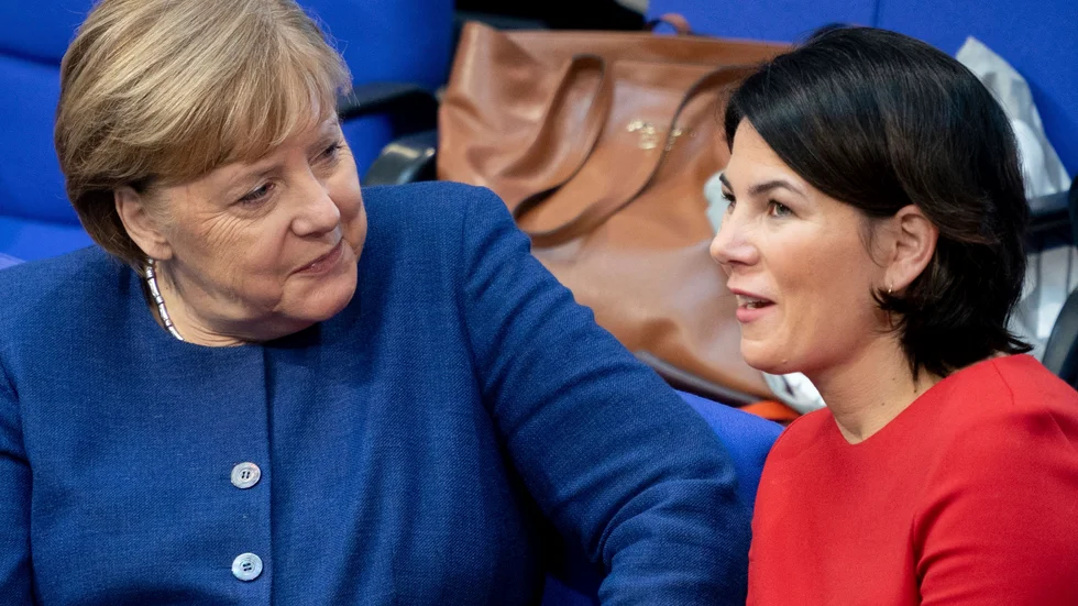 Angela Merkel under plenum i förbundsdagen i Berlin, tillsammans med en av de som nu förs fram som hennes eventuella efterträdare, De grönas Annalena Baerbock.  