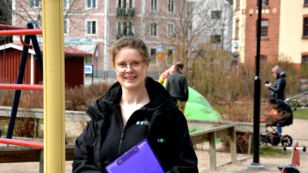 Jessica Witterström, miljö- och hälsoskyddshandläggare på Miljökontoret i Valdemarsvik och Söderköping inspekterade lekplatsen i centrala Valdemarsvik på onsdagen.