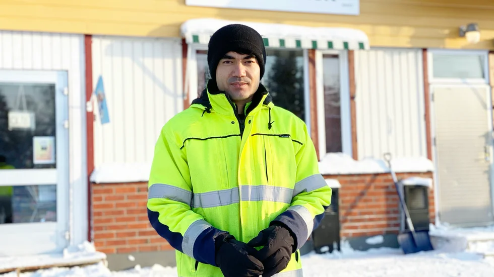 Ali när han fortfarande jobbade på stationen. Ägarna Maj-Britt och Gunnar Westermark berättar att flera hört av sig om att få överta jobbet, men fått nej: ”Det är Alis jobb”.