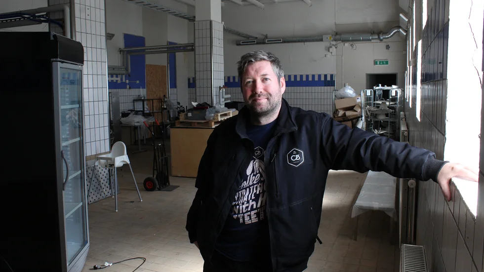 Viktor Hansen i lokalen som ska inhysa bryggeriet. Rummet intill ska bli provningslokal.