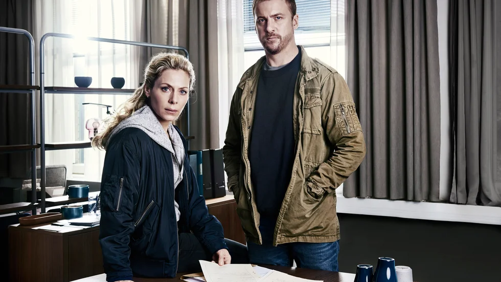 Eva Röse är tillbaka i rollen som Maria Wern och Erik Johansson gör fortsatt den andra huvudrollen som Sebastian Ståhl. Pressbild.