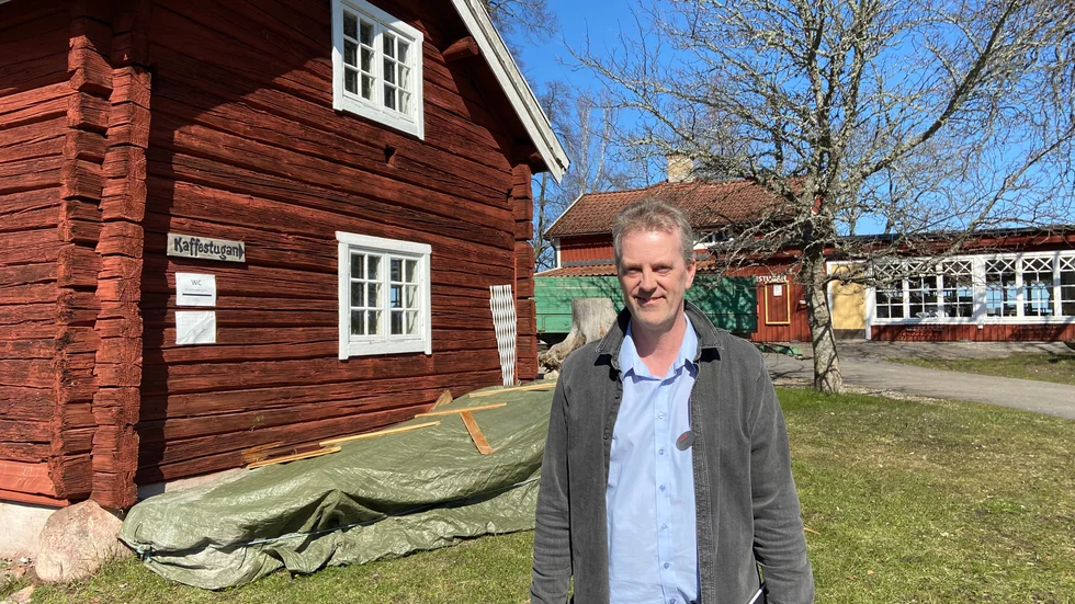 Lasse Gustavsson är verksamhetschef på Hjälmargården i Läppe. Han ser fram emot det nya matstället som öppnar runt midsommar bredvid kaffestugan.