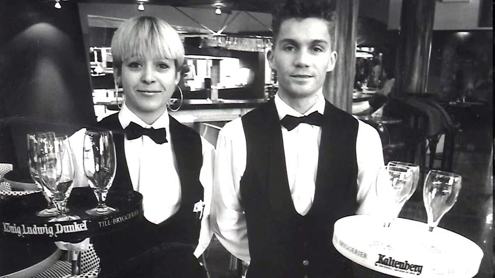 9 december 1989. Jan Danielsson och Maria Nilsson sköter serveringen. Hela personalstaben består av 35 personer