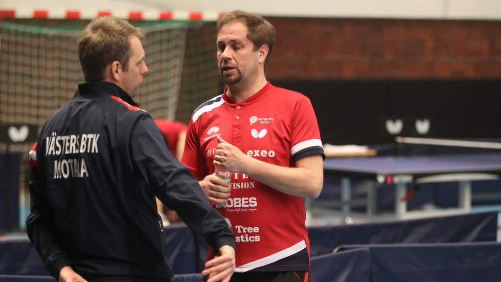 Västers BTK:s ledare Daniel Ellermann och spelare Anders Sjöstedt, här under helgens match mot Rekord, kan konstatera att laget hänger kvar i superettan. Detta sedan ettan avslutas.