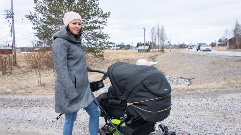 Nathalie Pettersson är orolig över all trafik som passerar på Älvsbyvägen där olyckan skedde. "Det är ständig trafik", säger hon.