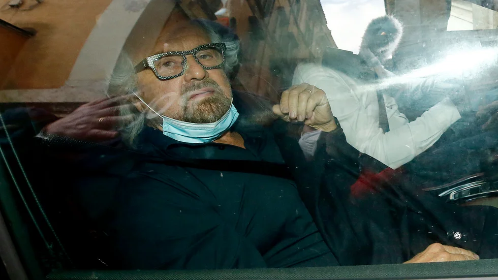 Beppe Grillo, inflytelserik ledare av italienska Femstjärnerörelsen, anländer till ett möte i Rom i februari.