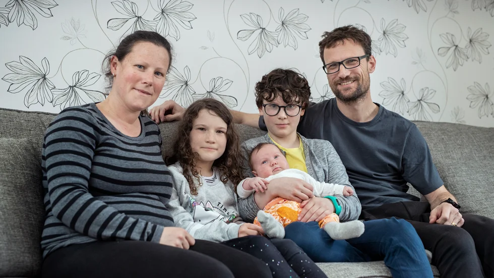 Julian och Gemma Dabbs med barnen Indie, Jojo och Leah blev fast i Rosvik när gränserna stängdes på grund av pandemin. Nu har de rotat sig i Sverige och stortrivs i villan, som givetvis ligger i Rosvik.