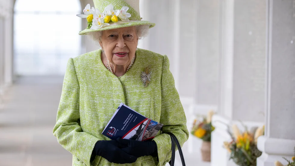Drottning Elizabeth II kommer på grund av rådande coronarestriktioner sitta ensam under sin makes begravning. Arkivbild.