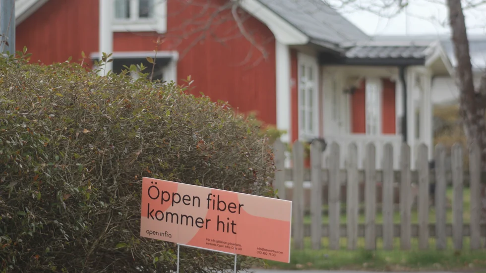 Open Infra har ett officiellt byggbeslut för fiber i södra kommundelen sedan i maj, men ännu saknas det markavtal för att kunna gå vidare. Totalt rör det sig om kabelsträckor på 18 mil och 288 markägare involveras. "Så här långt har vi avtal med 104", säger Anya Alenberg, press- och kommunikationschef.
