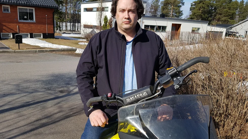 "Jag tycker att man ska få skoter köra från hemmet i vissa bostadsområden i Luleå till närmaste skoterled", säger Robert Selberg. Han har nu lämnat in ett medborgarförslag till Luleå kommun.

