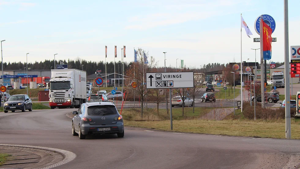 Två bilar parkerade i Viringeområdet fick rutorna krossade vid väskstölder under tisdagskvällen.