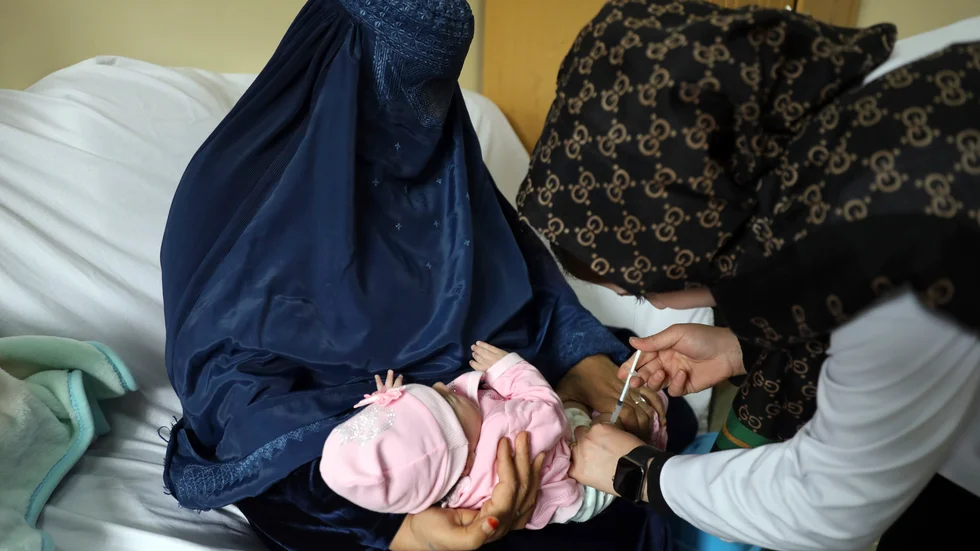 Ett barn i Afghanistan vaccineras mot mässling. Arkivbild.