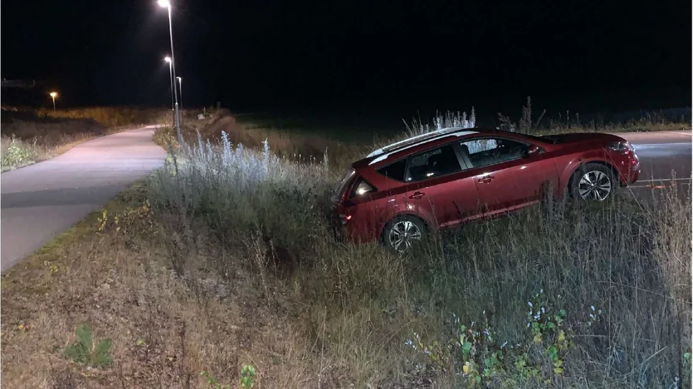 Polis larmades till pendlarparkeringen vid Skeda Udde sent på kvällen den 25 oktober. Nu åtalas föraren.