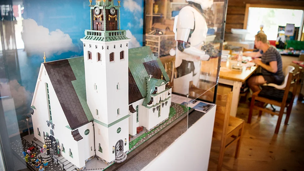 En legomodell av Sankt Olovs kyrka i Skellefteå finns att beskåda på utställningen. 