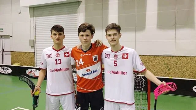 Moritz Knaak i mitten med röd tröja.