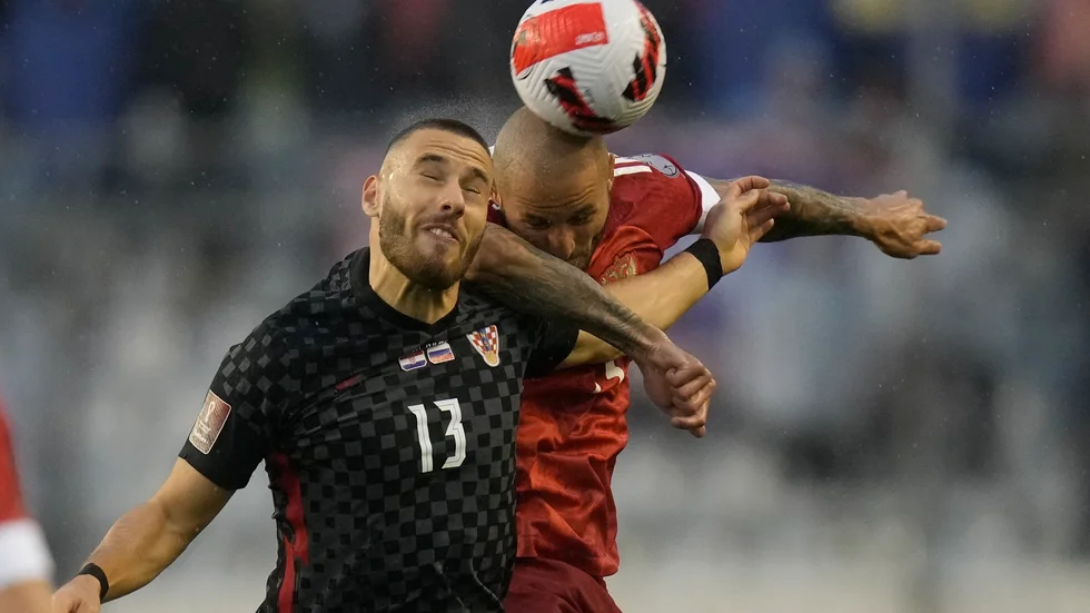 Kroatiens Nikola Vlasic och Rysslands Aleksej Ionov tampas om bollen. Kroatien vann och får spela VM nästa år.