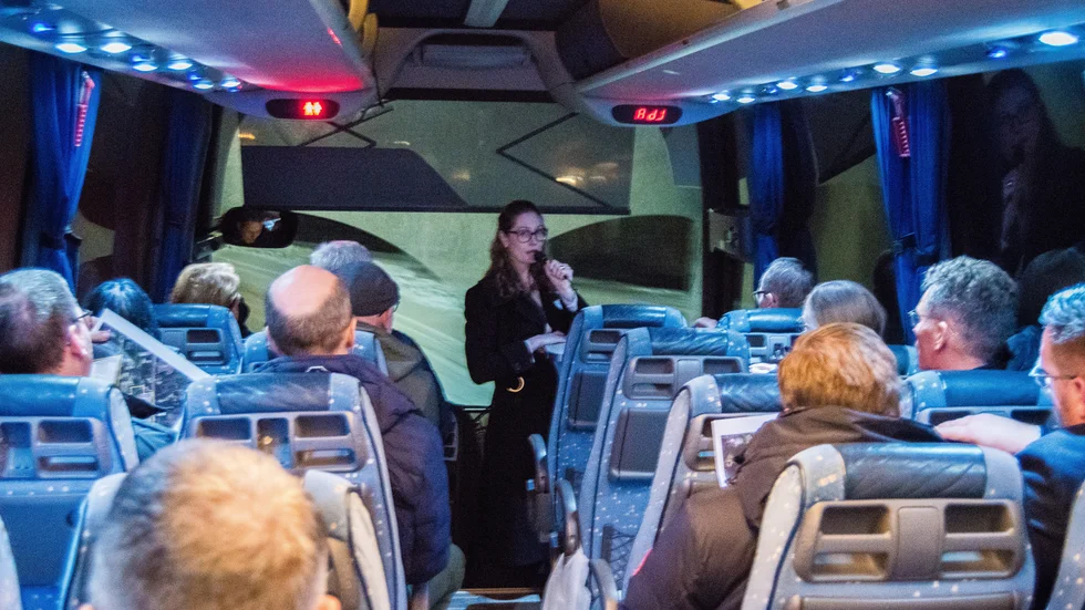 Företagarna i Luleå och Boden guidas på den planerade stålverkstomten av H2 Green Steels Ida-Linn Näzelius.