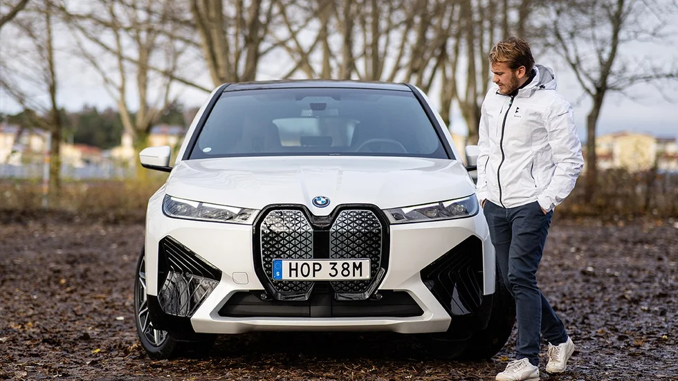 En självläkande grill, högtalarsystem med 4D-funktion och ett högteknologiskt glastak. Nya BMW iX har utformats för att matcha framtidens bilanvändning. 