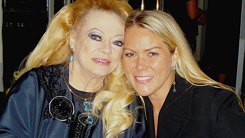 Anita Ekberg och Ann-Louice Dahlgren blev nära vänner efter en intervju i Rom. "Det var mycket sorgligt när Anita dog. Min son föddes på måndagen och Anita gick bort på söndagen i samma vecka. En låga tänds, en annan släcks" säger Ann-Louice Dahlgren.