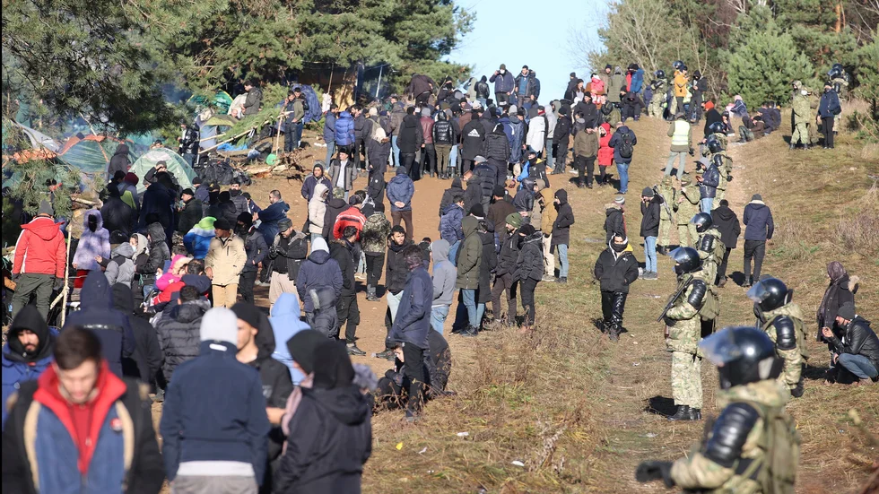 Belarusisk militär vallar influgna migranter vidare till gränsen mot Polen och EU.