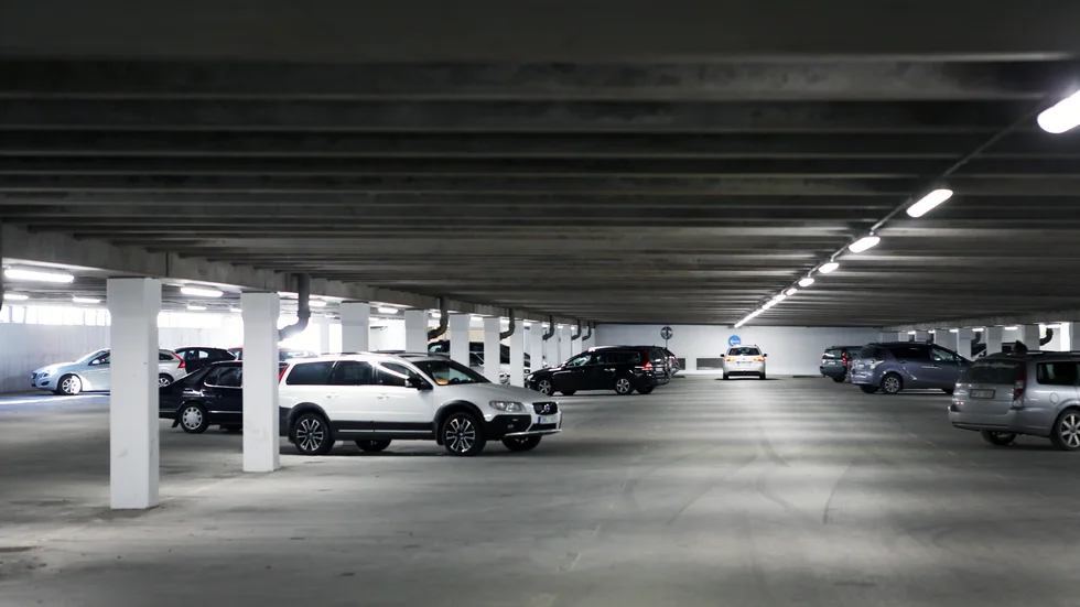 Två män som uppehöll sig i Åhlénsgaraget i Visby under fredagskvällen misstänks för brott mot knivlagen, en trejde för ringa narkotikabrott. 