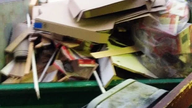 Containern var fylld med byggnadsmaterial. 