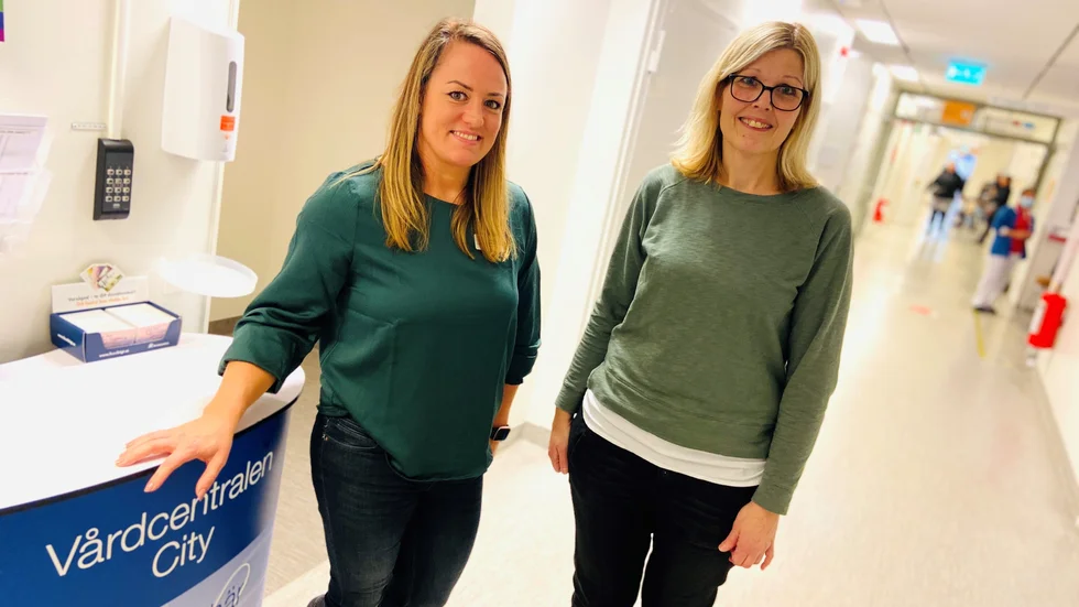 "Jag vet att det finns patienter som inte tycker vi är tillgängliga, det är alltid en balansgång. Men våra duktiga medarbetare sliter enormt för att vi ska kunna möta allas behov", säger vårdcentralen Citys verksamhetschef Emma Wennersten, i samtal med patientkoordinator Siv Hagman.